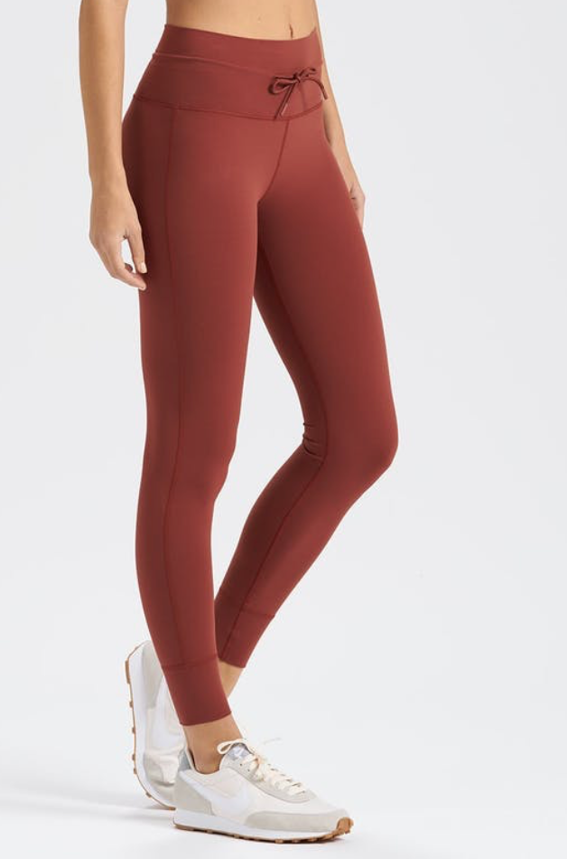 Side view of the Vuori Daily Legging