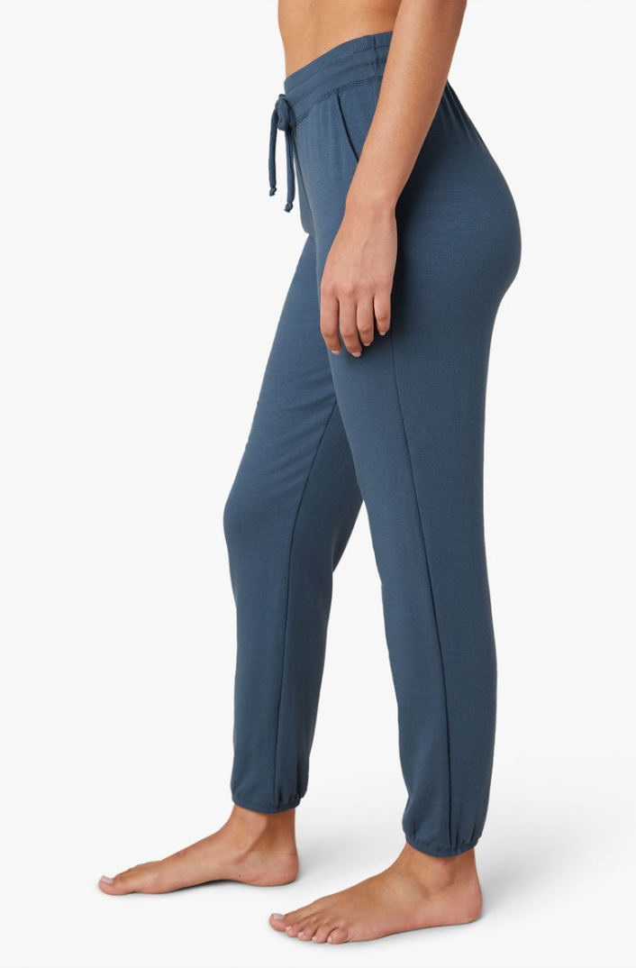 Side view of the Weekend Pants by Beyond Yoga 